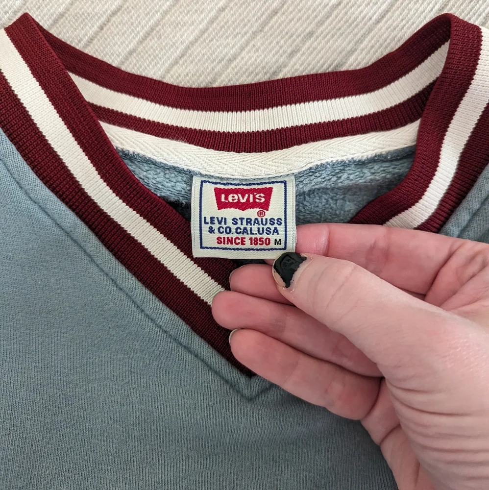Vintage 1990s Levis Varsity Style Logo Sweatshirt Light Blue & Burgundy oversize - Picture 8 of 12
